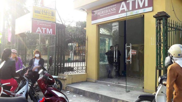 28 Tết, ATM của Agribank từ chối thẻ ngoại mạng rút tiền - Ảnh 1. 28 Tết, ATM của Agribank từ chối thẻ ngoại mạng rút tiền - Ảnh 1.