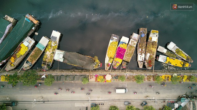 Chùm ảnh: Những chiếc thuyền đầy ắp hoa xuân cập bến ở Sài Gòn qua góc nhìn xinh xắn từ flycam - Ảnh 2.