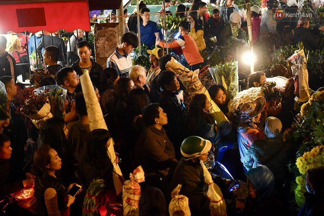 Người dân chen chúc đi mua hoa tại chợ Quảng An, giao thông qua chợ ùn tắc kéo dài - Ảnh 12.