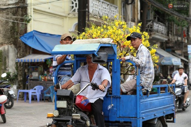 Chùm ảnh: Những chiếc thuyền đầy ắp hoa xuân cập bến ở Sài Gòn qua góc nhìn xinh xắn từ flycam - Ảnh 12.