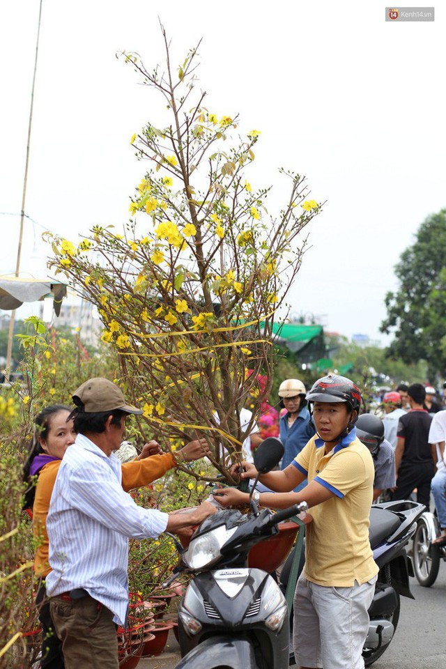 Chùm ảnh: Những chiếc thuyền đầy ắp hoa xuân cập bến ở Sài Gòn qua góc nhìn xinh xắn từ flycam - Ảnh 13.