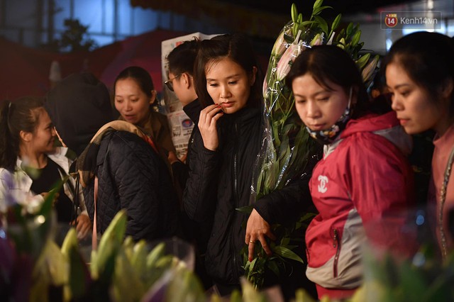 Người dân chen chúc đi mua hoa tại chợ Quảng An, giao thông qua chợ ùn tắc kéo dài - Ảnh 14.