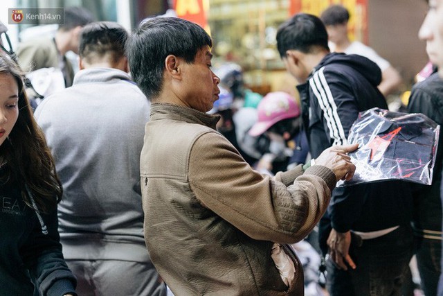 Vỉa hè Hà Nội trở thành chợ thời trang, trẻ em ngồi thùng xốp phụ bố mẹ bán hàng ngày cận Tết - Ảnh 14.
