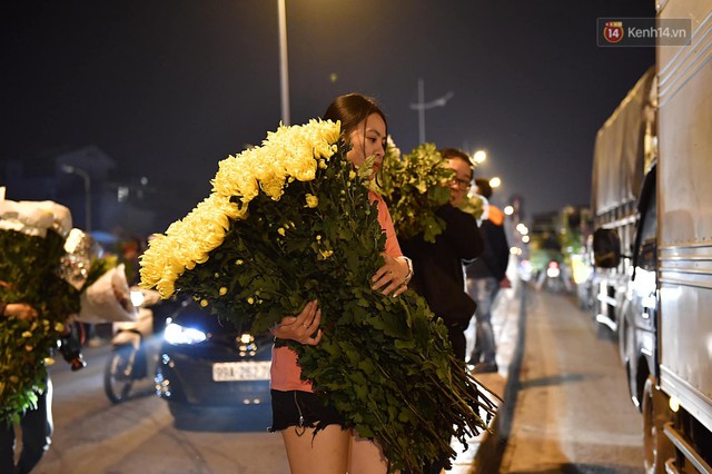 Người dân chen chúc đi mua hoa tại chợ Quảng An, giao thông qua chợ ùn tắc kéo dài - Ảnh 15.