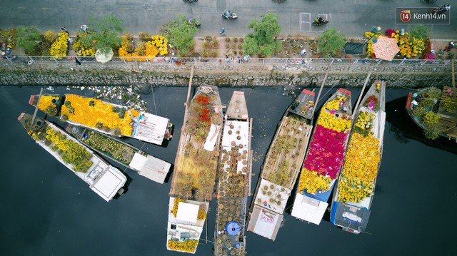 Chùm ảnh: Những chiếc thuyền đầy ắp hoa xuân cập bến ở Sài Gòn qua góc nhìn xinh xắn từ flycam - Ảnh 3.