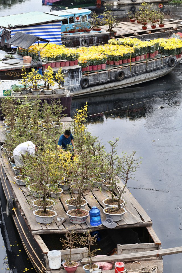 Chùm ảnh: Những chiếc thuyền đầy ắp hoa xuân cập bến ở Sài Gòn qua góc nhìn xinh xắn từ flycam - Ảnh 6.