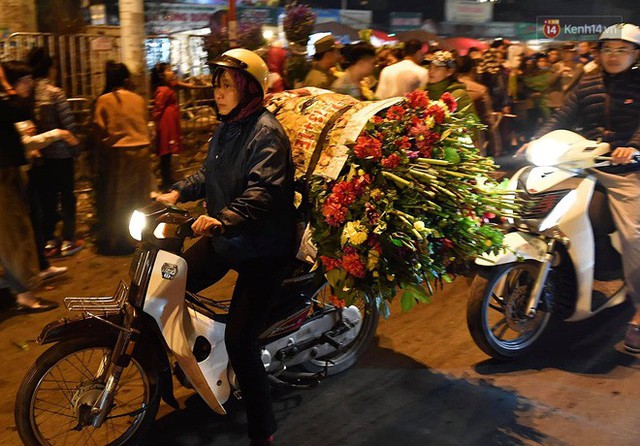 Người dân chen chúc đi mua hoa tại chợ Quảng An, giao thông qua chợ ùn tắc kéo dài - Ảnh 7.