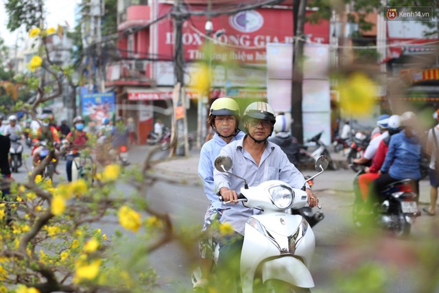 Chùm ảnh: Những chiếc thuyền đầy ắp hoa xuân cập bến ở Sài Gòn qua góc nhìn xinh xắn từ flycam - Ảnh 8.