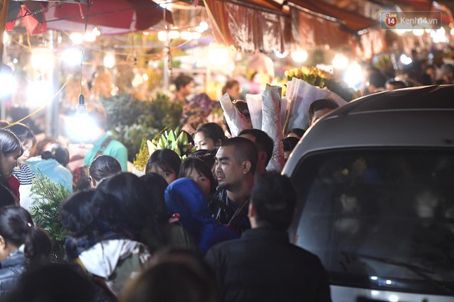 Người dân chen chúc đi mua hoa tại chợ Quảng An, giao thông qua chợ ùn tắc kéo dài - Ảnh 9.