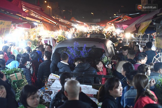 Người dân chen chúc đi mua hoa tại chợ Quảng An, giao thông qua chợ ùn tắc kéo dài - Ảnh 10.