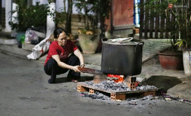 Người Sài Gòn trắng đêm bên bếp lửa hồng nấu bánh chưng, bánh tét đón Tết Kỷ Hợi 2019 - Ảnh 2.