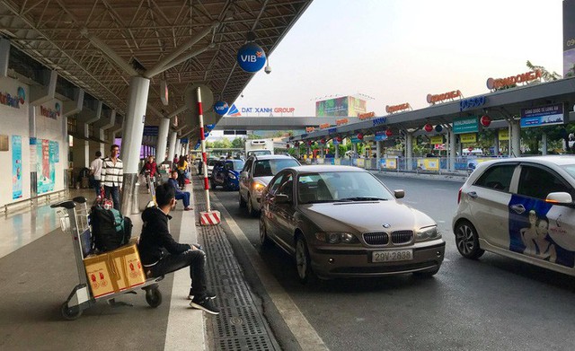  Sân bay Tân Sơn Nhất vắng lạ thường sáng 30 Tết  - Ảnh 1.