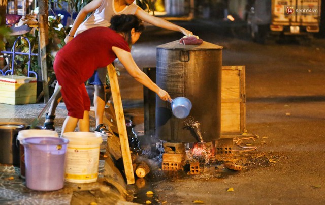 Người Sài Gòn trắng đêm bên bếp lửa hồng nấu bánh chưng, bánh tét đón Tết Kỷ Hợi 2019 - Ảnh 13.