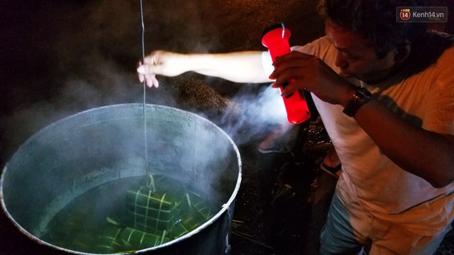 Người Sài Gòn trắng đêm bên bếp lửa hồng nấu bánh chưng, bánh tét đón Tết Kỷ Hợi 2019 - Ảnh 14.