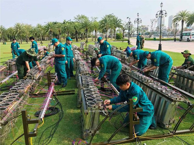 Trận địa 2.700 quả pháo hoa chờ khai hoả đón giao thừa ở Sài Gòn - Ảnh 14.