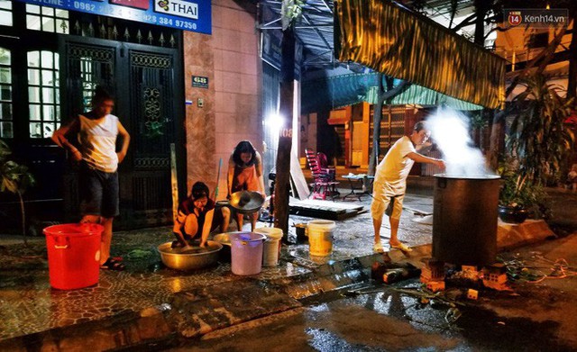 Người Sài Gòn trắng đêm bên bếp lửa hồng nấu bánh chưng, bánh tét đón Tết Kỷ Hợi 2019 - Ảnh 15.