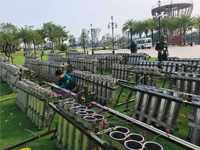 Trận địa 2.700 quả pháo hoa chờ khai hoả đón giao thừa ở Sài Gòn - Ảnh 18.