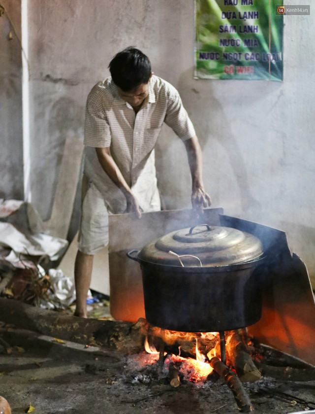 Người Sài Gòn trắng đêm bên bếp lửa hồng nấu bánh chưng, bánh tét đón Tết Kỷ Hợi 2019 - Ảnh 22.