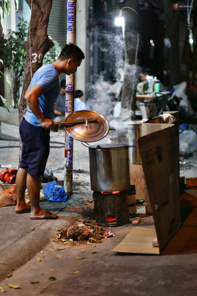 Người Sài Gòn trắng đêm bên bếp lửa hồng nấu bánh chưng, bánh tét đón Tết Kỷ Hợi 2019 - Ảnh 23.