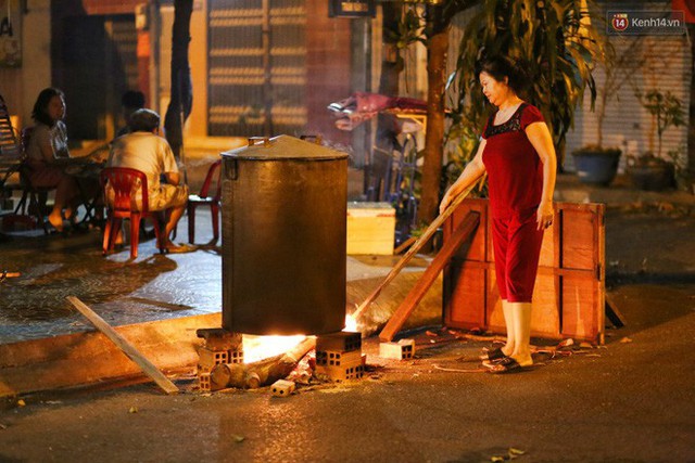 Người Sài Gòn trắng đêm bên bếp lửa hồng nấu bánh chưng, bánh tét đón Tết Kỷ Hợi 2019 - Ảnh 4.