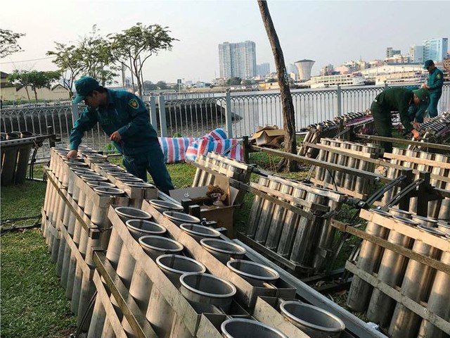 Trận địa 2.700 quả pháo hoa chờ khai hoả đón giao thừa ở Sài Gòn - Ảnh 4. Trận địa 2.700 quả pháo hoa chờ khai hoả đón giao thừa ở Sài Gòn - Ảnh 4.