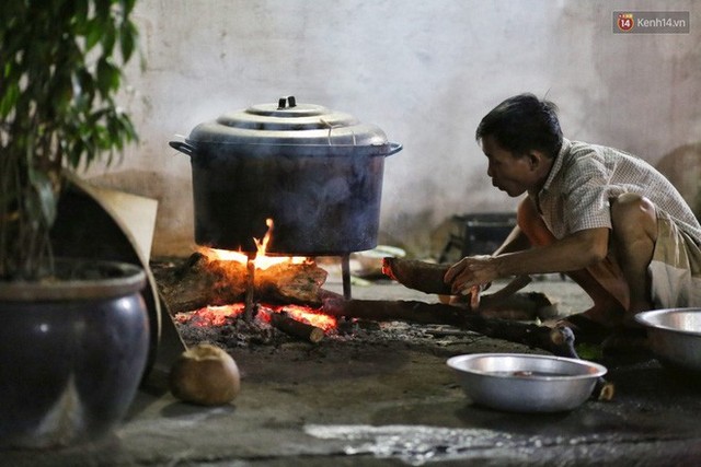 Người Sài Gòn trắng đêm bên bếp lửa hồng nấu bánh chưng, bánh tét đón Tết Kỷ Hợi 2019 - Ảnh 5.