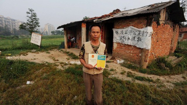 Trung Quốc: Kỳ lạ những ngôi nhà 4 mặt tiền lọt thỏm giữa cao tốc - Ảnh 8.