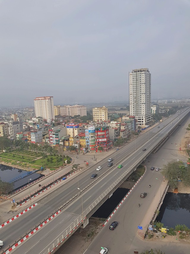 Hình ảnh so sánh trước và sau cho thấy đường phố Hà Nội khác biệt đến lạ thường khi bước sang ngày đầu năm mới - Ảnh 2.