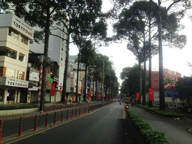 Đường phố Sài Gòn dịu dàng sáng mùng 1 Tết - Ảnh 2.