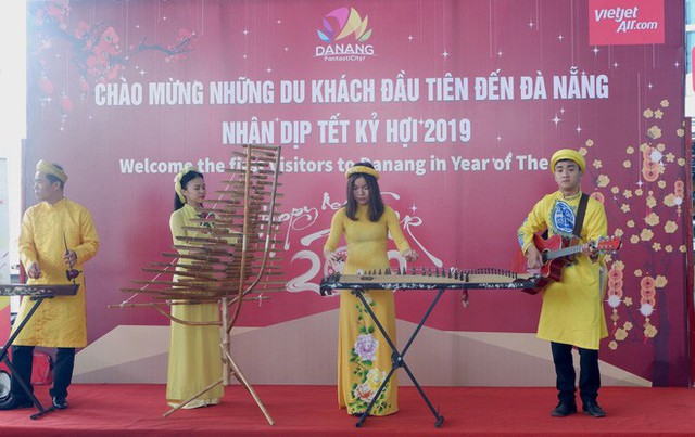 Đà Nẵng đón đoàn khách quốc tế đầu tiên trong năm mới Kỷ Hợi - Ảnh 1. Đà Nẵng đón đoàn khách quốc tế đầu tiên trong năm mới Kỷ Hợi - Ảnh 1.