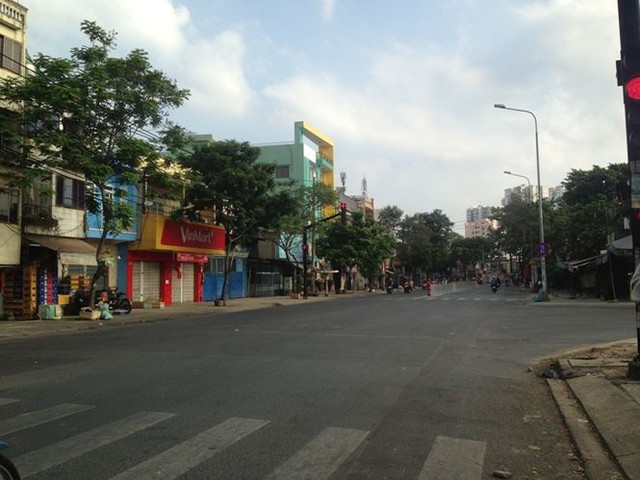Đường phố Sài Gòn dịu dàng sáng mùng 1 Tết - Ảnh 3.