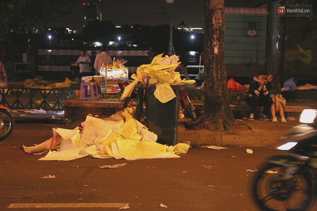 Sài Gòn ngập rác đêm giao thừa: Đằng sau niềm vui năm mới là đêm trắng của công nhân vệ sinh - Ảnh 4.