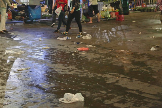 Sài Gòn ngập rác đêm giao thừa: Đằng sau niềm vui năm mới là đêm trắng của công nhân vệ sinh - Ảnh 5.