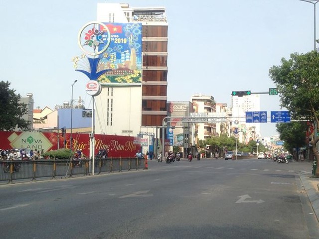 Đường phố Sài Gòn dịu dàng sáng mùng 1 Tết - Ảnh 5.