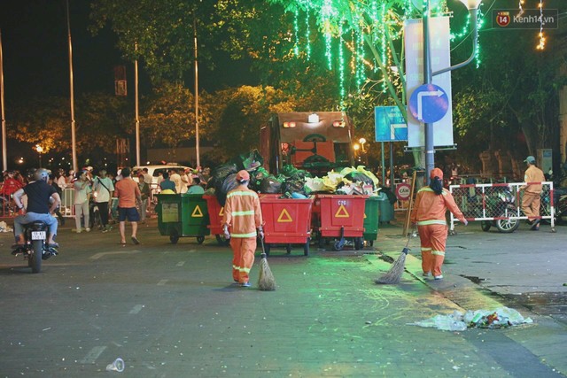 Sài Gòn ngập rác đêm giao thừa: Đằng sau niềm vui năm mới là đêm trắng của công nhân vệ sinh - Ảnh 6.