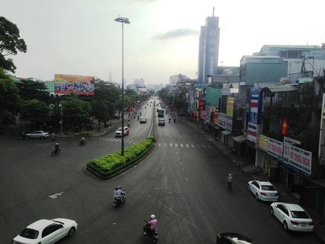 Đường phố Sài Gòn dịu dàng sáng mùng 1 Tết - Ảnh 6.