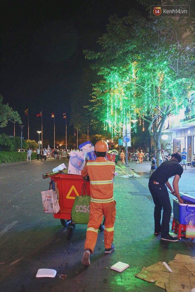 Sài Gòn ngập rác đêm giao thừa: Đằng sau niềm vui năm mới là đêm trắng của công nhân vệ sinh - Ảnh 7.