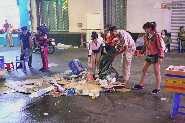 Sài Gòn ngập rác đêm giao thừa: Đằng sau niềm vui năm mới là đêm trắng của công nhân vệ sinh - Ảnh 8.