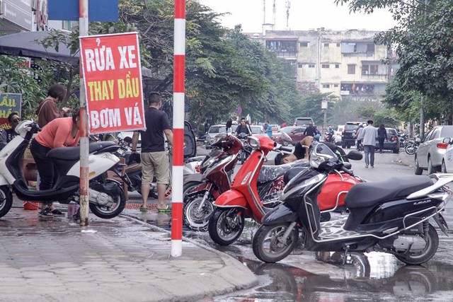 Dịch vụ rửa xe máy, ôtô hốt bạc chiều 30 Tết, giá tăng vọt - Ảnh 2. Dịch vụ rửa xe máy, ôtô hốt bạc chiều 30 Tết, giá tăng vọt - Ảnh 2.