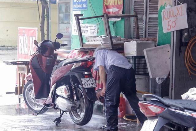 Dịch vụ rửa xe máy, ôtô hốt bạc chiều 30 Tết, giá tăng vọt - Ảnh 3. Dịch vụ rửa xe máy, ôtô hốt bạc chiều 30 Tết, giá tăng vọt - Ảnh 3.