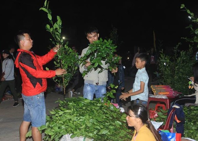 Chợ bán “lộc” thu hút hơn 10 nghìn lượt khách trong một đêm - Ảnh 1.