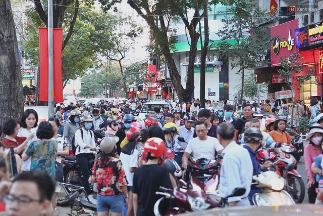 Hàng nghìn người Sài Gòn đổ về khu trung tâm chơi Tết khiến nhiều tuyến phố kẹt cứng, hàng loạt bãi gửi xe quá tải - Ảnh 7.