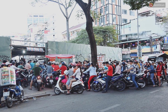 Hàng nghìn người Sài Gòn đổ về khu trung tâm chơi Tết khiến nhiều tuyến phố kẹt cứng, hàng loạt bãi gửi xe quá tải - Ảnh 9.