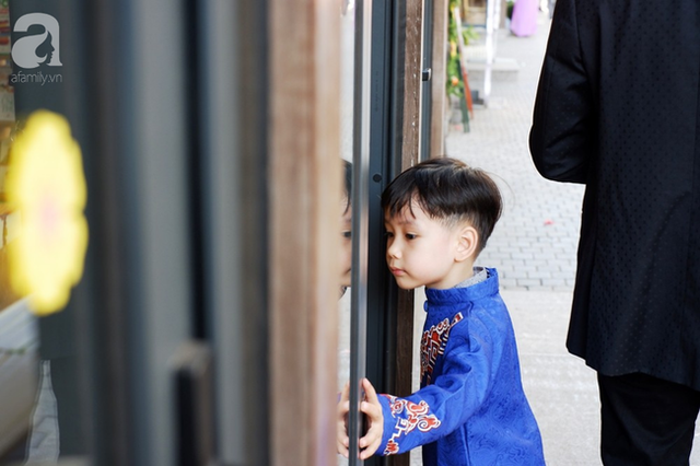 Nắng đẹp, người Hà Nội rủ nhau xuống phố du xuân, xúng xính áo dài chụp ảnh đầu năm mới - Ảnh 10.