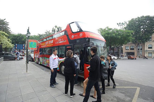 Du lịch Hà Nội bằng “siêu” xe buýt 2 tầng - Ảnh 1.