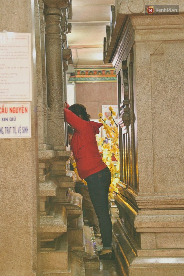 Người Sài Gòn tìm đến úp mặt tâm sự cùng tường đá trong ngôi đền Ấn giáo trăm tuổi - Ảnh 14.