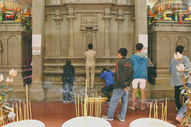 Người Sài Gòn tìm đến úp mặt tâm sự cùng tường đá trong ngôi đền Ấn giáo trăm tuổi - Ảnh 16.