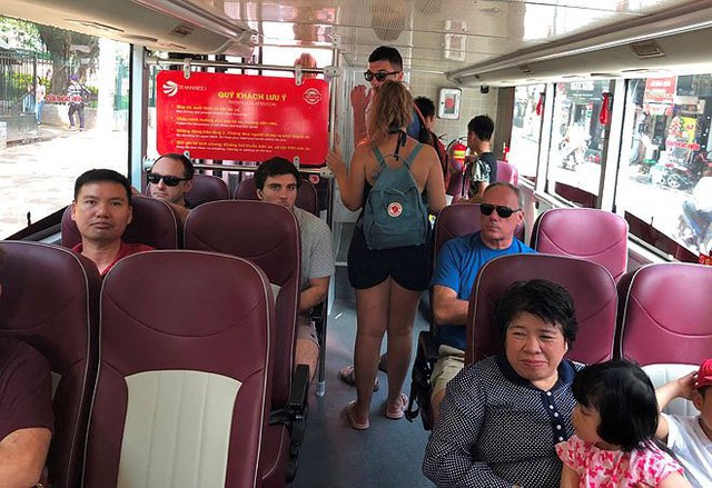 Du lịch Hà Nội bằng “siêu” xe buýt 2 tầng - Ảnh 4.