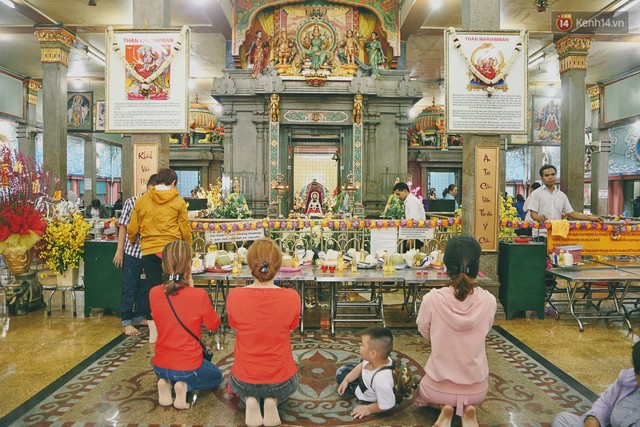 Người Sài Gòn tìm đến úp mặt tâm sự cùng tường đá trong ngôi đền Ấn giáo trăm tuổi - Ảnh 3.