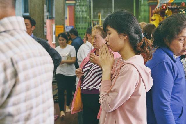 Người Sài Gòn tìm đến úp mặt tâm sự cùng tường đá trong ngôi đền Ấn giáo trăm tuổi - Ảnh 6.